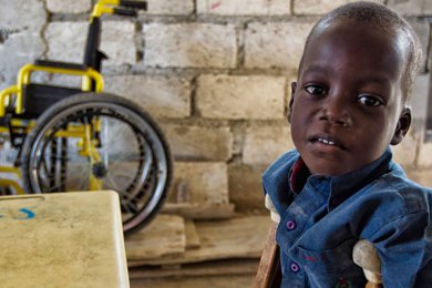 Este estudiante acude a una escuela para niños con discapacidades en Haití. 